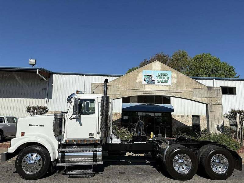 2015 Western Star 4900 at 7E Sales — photo 1