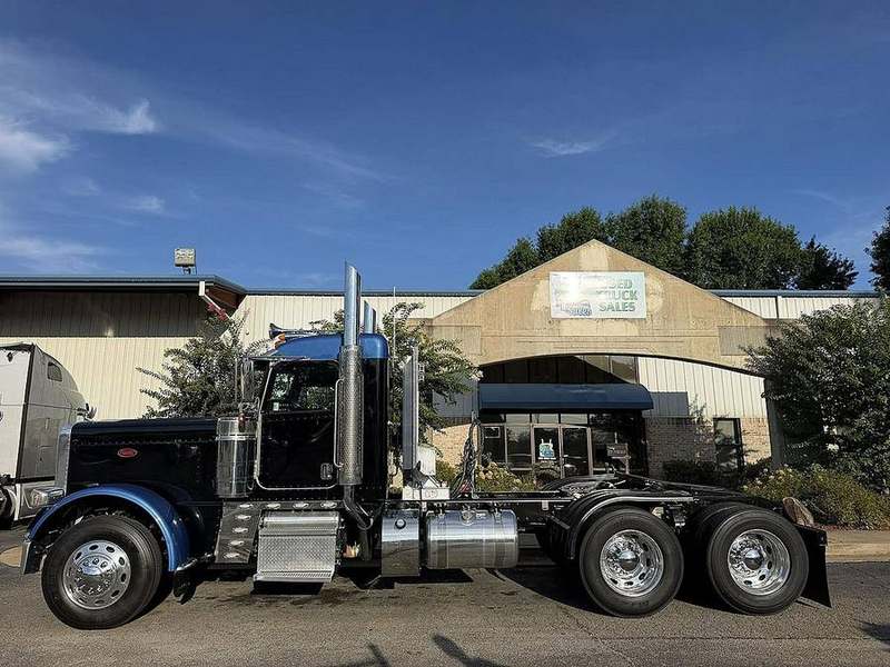 2023 Peterbilt 389 at 7E Sales — photo 1