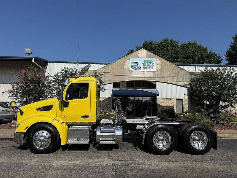 2017 Peterbilt 579 at 7E Sales — photo 1