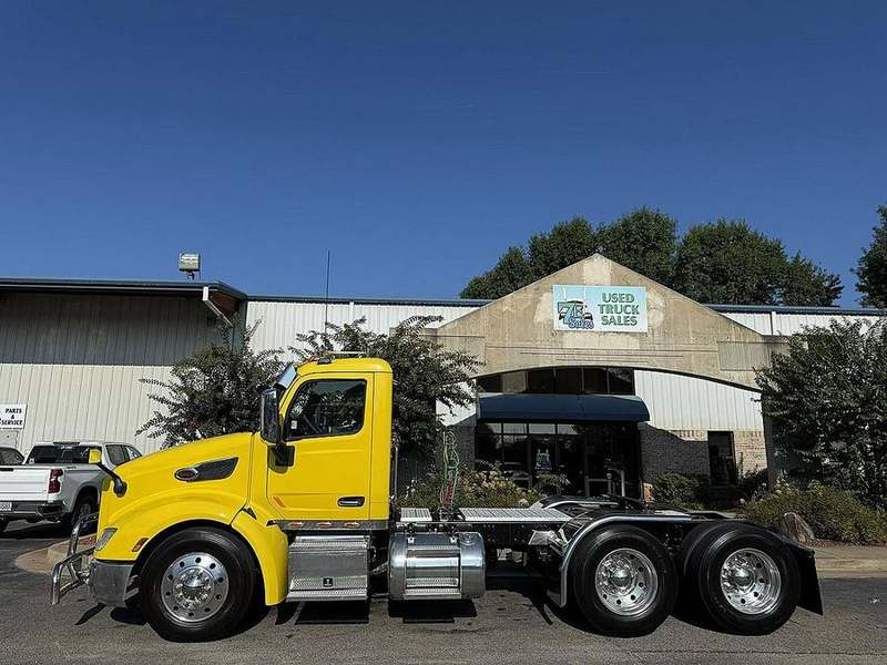 2017 Peterbilt 579 at 7E Sales — photo 1