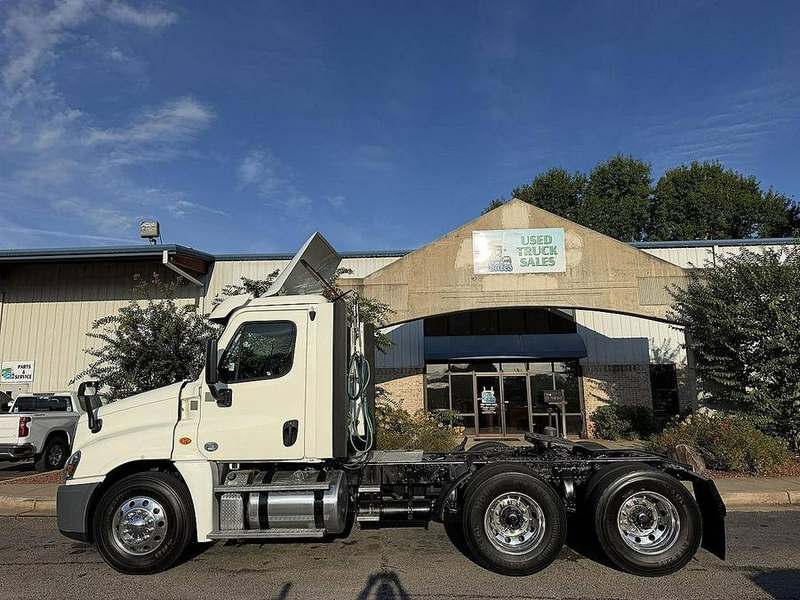 2018 Freightliner Cascadia 125 at 7E Sales — photo 1