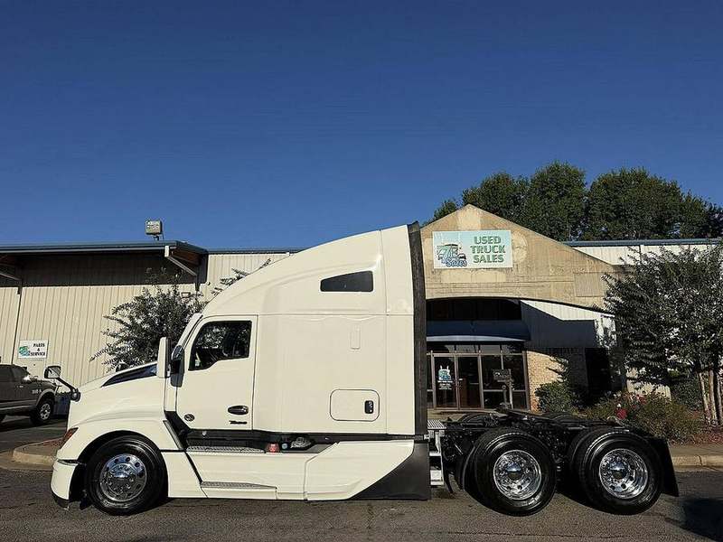2023 Kenworth T680 at 7E Sales — photo 1