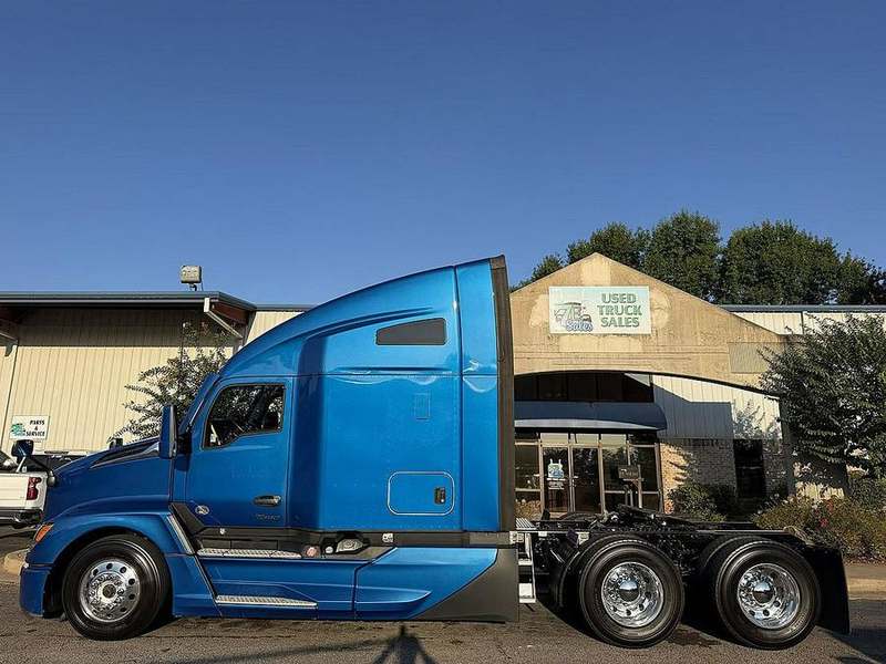2023 Kenworth T680 at 7E Sales — photo 1