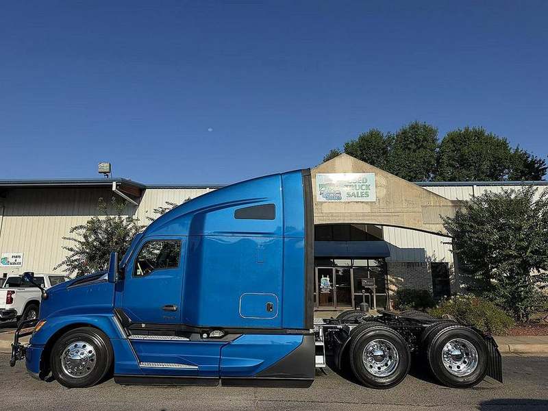 2023 Kenworth T680 at 7E Sales — photo 1