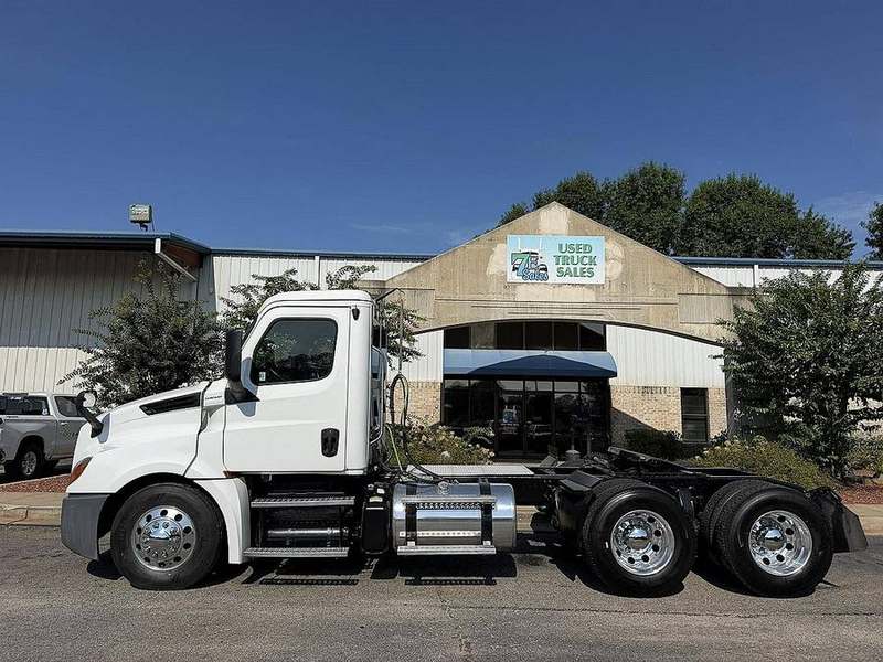 2019 Freightliner Cascadia 126 at 7E Sales — photo 1