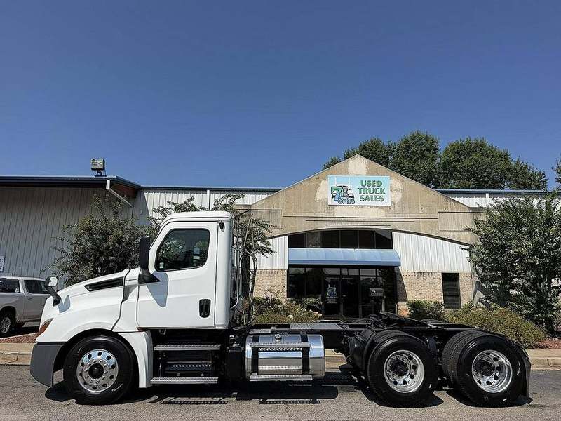 2019 Freightliner Cascadia 126 at 7E Sales — photo 1