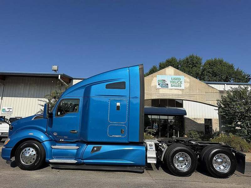 2022 Kenworth T680 at 7E Sales — photo 1