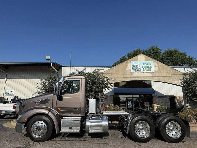 2017 Peterbilt 579 at 7E Sales — photo 1