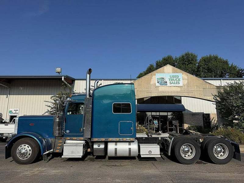 2019 Peterbilt 389 at 7E Sales — photo 1