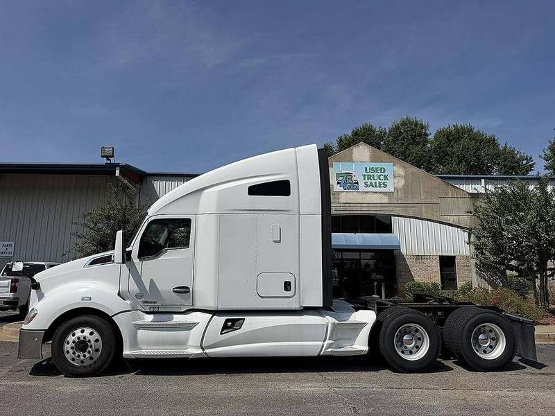 2020 Kenworth T680 at 7E Sales — photo 1