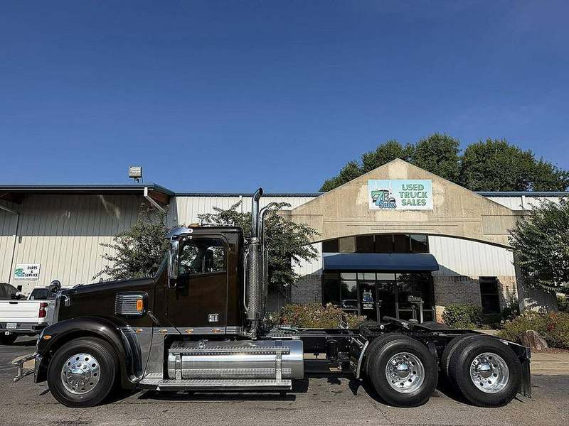 2020 Freightliner Coronado 132 at 7E Sales — photo 1