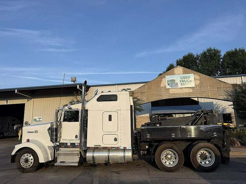 2001 Kenworth W900B at 7E Sales — photo 1