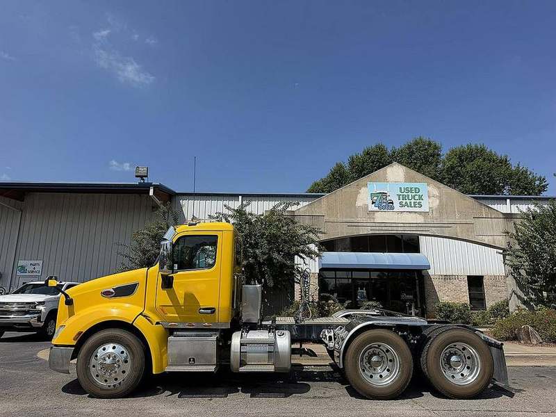 2017 Peterbilt 579 at 7E Sales — photo 1