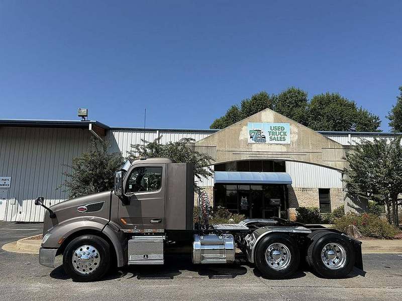 2017 Peterbilt 579 at 7E Sales — photo 1