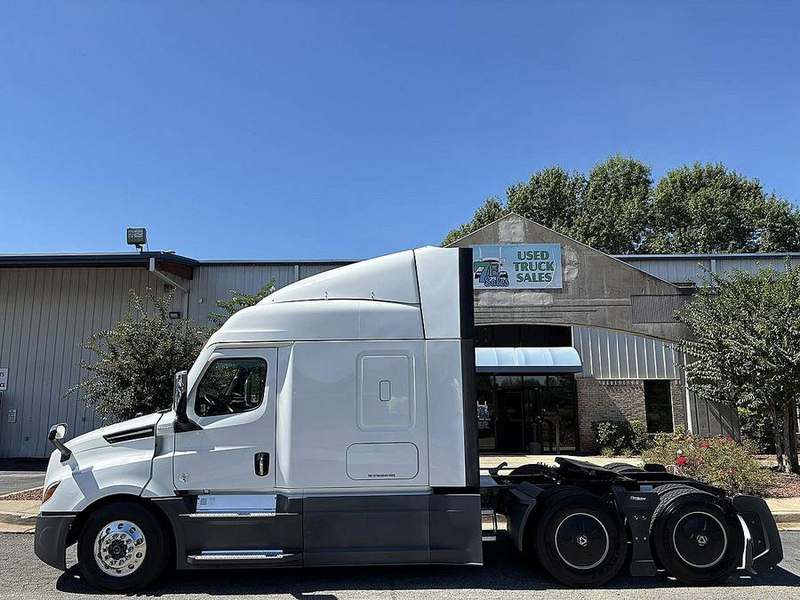2022 Freightliner Cascadia 126 at 7E Sales — photo 1
