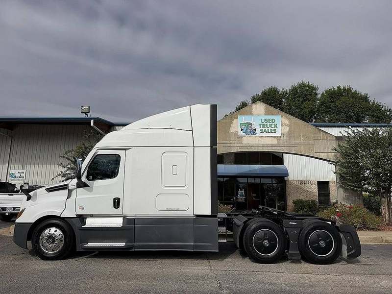 2022 Freightliner Cascadia 126 at 7E Sales — photo 1