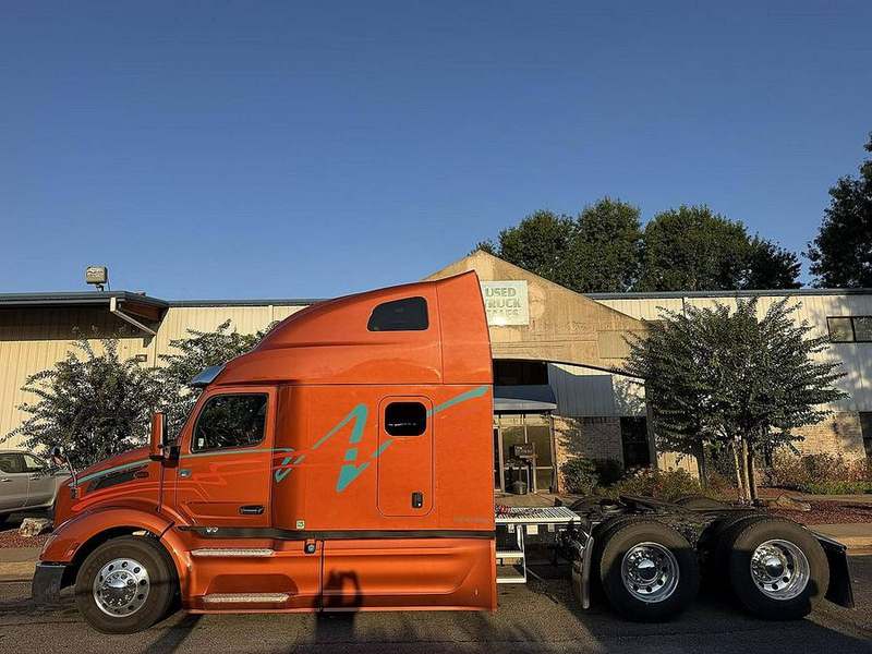 2022 Peterbilt 579 at 7E Sales — photo 1