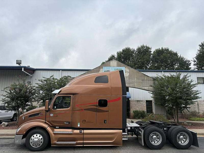 2022 Peterbilt 579 at 7E Sales — photo 1